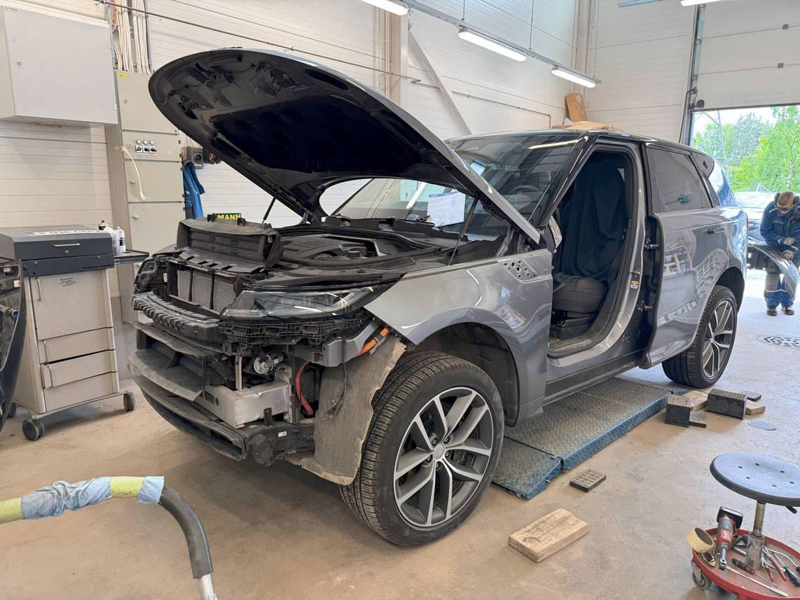  Range Sportin kylkeä on maalattu, ja auto on nyt peltisepällä kasauksessa maalauksen jälkeen.

Range Roveriin on vaihdettu takalokasuoja, ja auto on maalarilla työn alla.