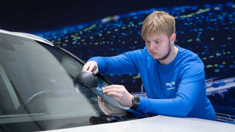 Varaa aika tuulilasin kiveniskemän korjaukseen. Kiveniskemien korjaus kestää noin 20 minuuttia ja onnistuu odottaessa.